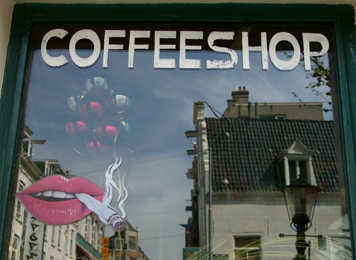 Καφέ στο Άμστερνταμ, όπου οι θαμώνες επιτρέπεται να καπνίσουν κάναβη. Τα χείλη στη βιτρίνα εξυπηρετούν ακριβώς στα να αναγνωρίζουν τα καταστήματα οι πελάτες τους.