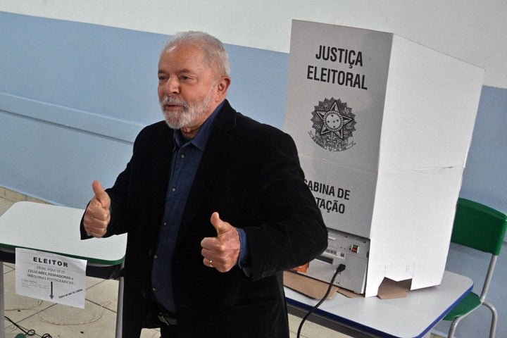 Luiz Inácio Lula da Silva, este domingo, al depositar su voto.