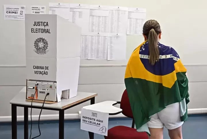 Una mujer vota durante la jornada electoral en Brasil.