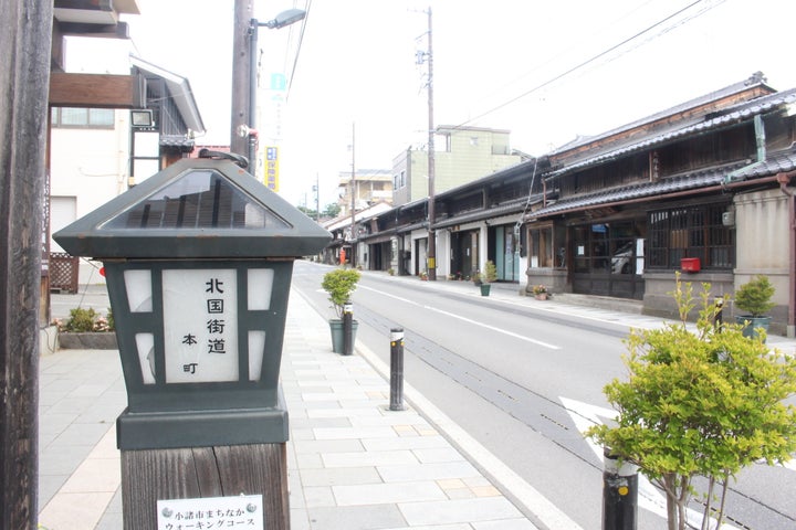 旧北国街道沿いに続く、昔ながらの街並み。かつて商屋や問屋として使われた建物が、現在はカフェ、英会話教室など、さまざまな姿を見せている。