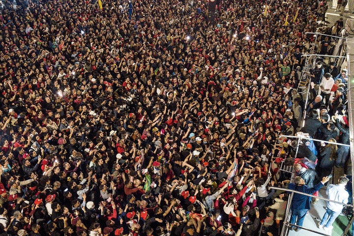 Seguidores de Lula celebran con el candidato la victoria en primera vuelta.