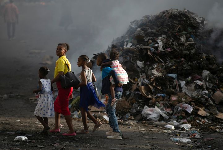 Η Αϊτή μαστίζεται από ακραία φτώχεια ενώ οι αυξήσεις σε καύσιμα και βασικά είδη διατροφής έχει προκαλέσει κύμα διαδηλώσεων. Μια έξαρση χολέρας είναι το τελευταίο χτύπημα για τη χώρα της Καραϊβικής. (Πορτ α Πρενς, 28 Σεπτεμβρίου)