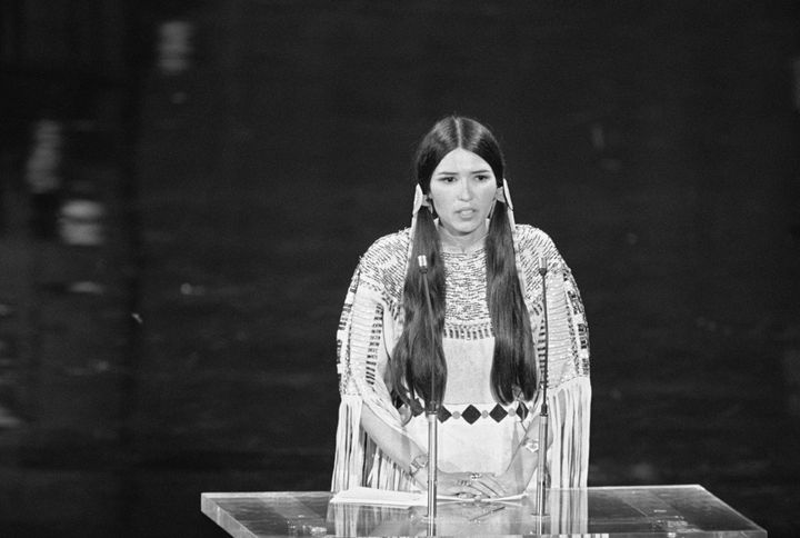 Η Σασίν Λιτλφέδερ στην τελετή απονομής των 45ων Βραβείων Όσκαρ. Ο Μάρλον Μπράντο αρνήθηκε το βραβείο Α' Ανδρικού Ρόλου σε έναδειξη διαμαρτυρίας για τον τρόπο που η κινηματογραφική βιομηχανία αντιμετώπιζε τους Αμερικανούς ιθαγενείς. 
