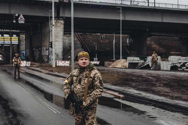 Un miliciano ucraniano controla una carretera.