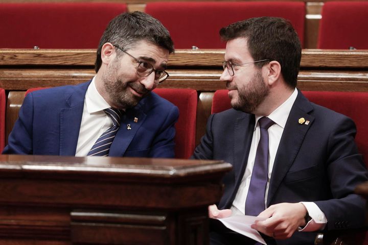 El presidente de la Generalitat, Pere Aragonès, conversa con el exvicepresidente del Govern Jordi Puigneró en el Parlament.