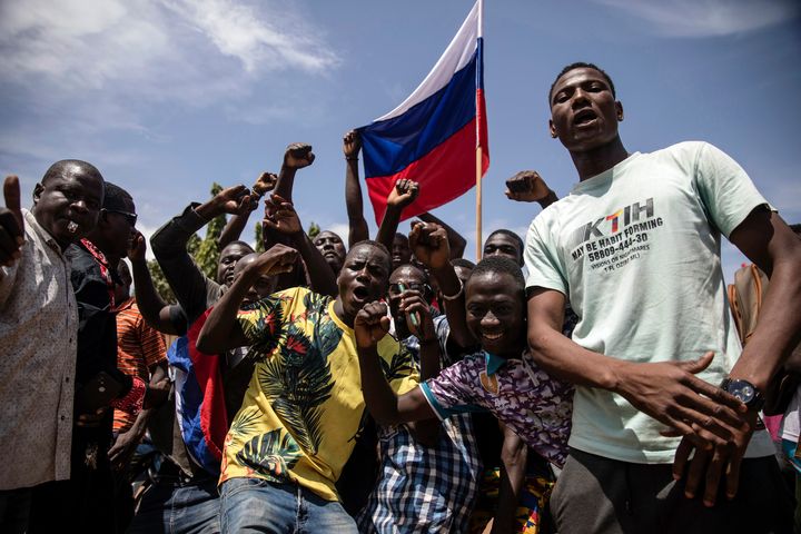 Νεαροί άνδρες φωνάζουν συνθήματα κατά της εξουσίας του αντισυνταγματάρχη Νταμίμπα, κατά της Γαλλίας και υπέρ της Ρωσίας στην Ουαγκαντούγκου, πρωτεύουσα της Μπουρκίνα Φάσο, Παρασκευή Σεπτ. 30, 2022.