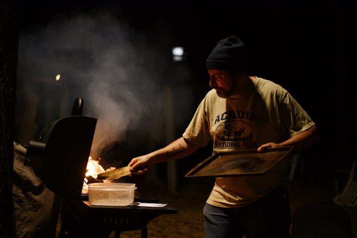 Ο Βον Σμιθ, ένας ταπητοκαθαριστής από την Ουάσινγκτον Ντι Σι που μιλάει άπταιστα 8 γλώσσες και γνωρίζει λίγο πολύ άλλες 25, ετοιμάζει το γκριλ για δείπνο σε μια ομάδα φίλων και δημοσιογράφων της Washington Post στην πίσω αυλή του οικογενειακού του σπιτιού όπου ζει με τη μητέρα του στο Gaithersburg, MD, 18 Φεβρουαρίου 2022.