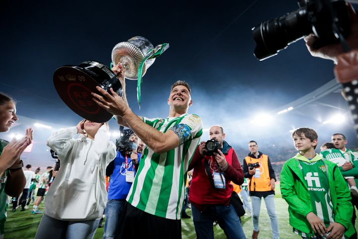 SEVILLA, ESPAÑA. Joaquin Sánchez del Real Betis con la Copa del Rey 2022 Fotografía de David S. Bustamante/Soccrates/Getty Images.