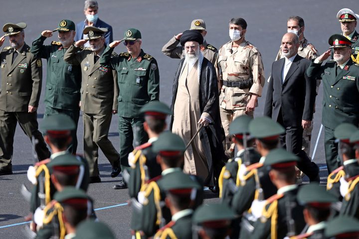 Ο Ανώτατος Ηγέτης του Ιράν Αγιατολάχ Αλί Χαμενεΐ επιθεωρεί τις ένοπλες δυνάμεις κατά τη διάρκεια τελετής αποφοίτησης για Πανεπιστήμια Αξιωματικών Ενόπλων Δυνάμεων στην αστυνομική ακαδημία στην Τεχεράνη, Ιράν, 3 Οκτωβρίου 2022.