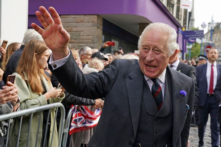 Ο βασιλιάς Κάρολος Γ' της Βρετανίας φτάνει σε μια επίσημη συνεδρίαση του συμβουλίου στο City Chambers στο Ντανφέρμλιν