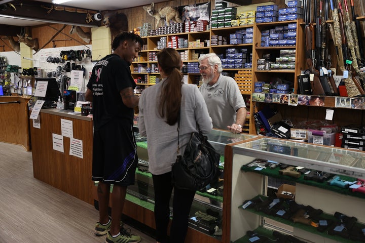 Les acheteurs visitent Bob's Little Sport Gun Shop dans la ville de Glassboro, New Jersey, le 26 mai 2022.