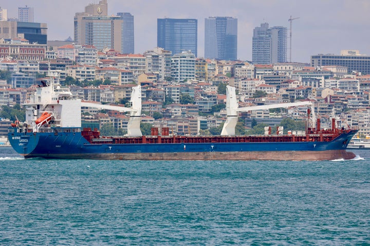 Το φορτηγό πλοίο Laodicea διέρχεται από τα στενά του Βοσπόρου στην Κωνσταντινούπολη, Τουρκία, στις 7 Ιουλίου 2022. Μια έρευνα του Associated Press δείχνει ότι το πλοίο, που ανήκει στη συριακή κυβέρνηση, αποτελεί μέρος μιας εκτεταμένης ρωσικής επιχείρησης λαθρεμπορίου, που μετέφερε κλεμμένα Ουκρανικά σιτηρά από λιμάνια της κατεχόμενης Κριμαίας σε πελάτες στη Μέση Ανατολή.