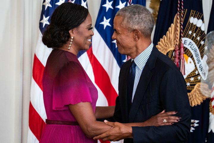 （左から）ホワイトハウスで肖像画のお披露目に参加したミシェル・オバマさんとオバマ元大統領（2022年9月7日）