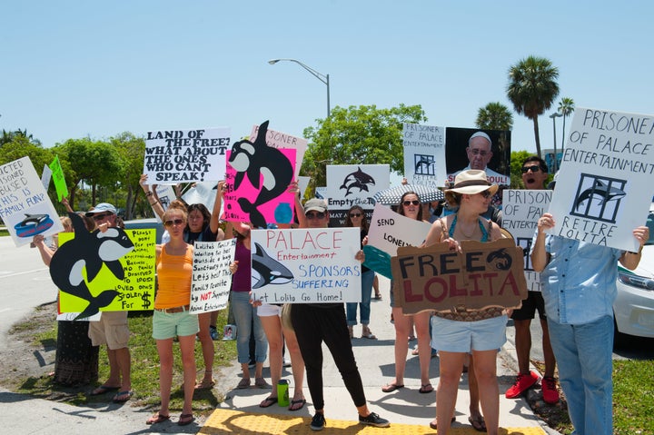 Protestas en el exterior del Acuario de Miami para la liberación de Lolita.