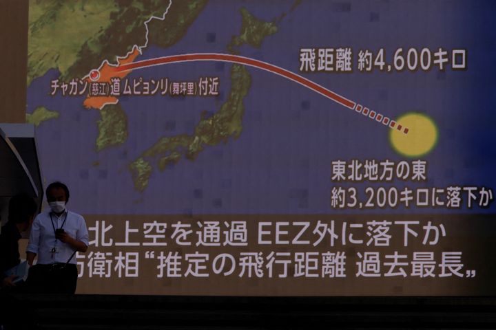 Άνθρωποι περπατούν μπροστά από μια οθόνη που δείχνει ρεπορτάζ σχετικά με την εκτόξευση βαλλιστικού πυραύλου από την Βόρεια Κορέα - με τον πύραυλο να πετάει και πάνω από την Ιαπωνία. Τόκιο, Ιαπωνία, 4 Οκτωβρίου 2022. REUTERS/Issei Kato REFILE - QUALITY REPEAT
