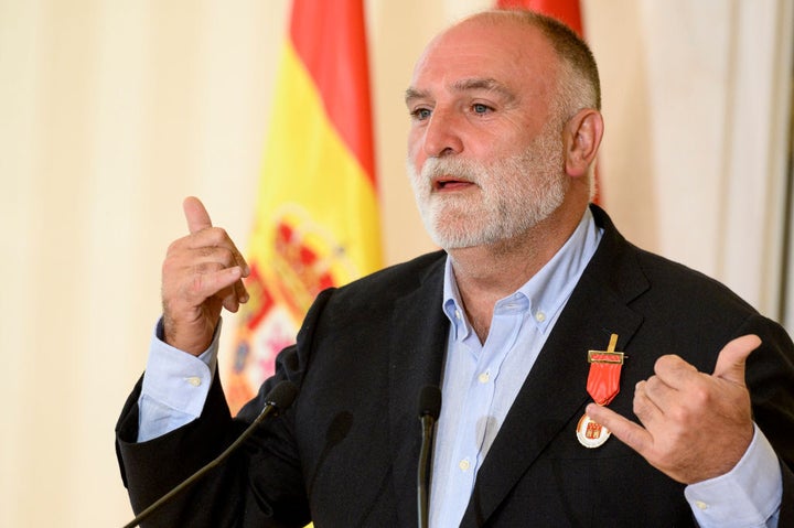 El chef José Andrés, recogiendo un galardón en Madrid.