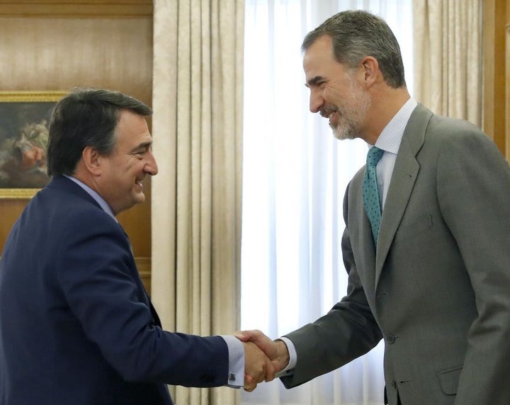 Aitor Esteban da la mano a Felipe VI en La Zarzuela.