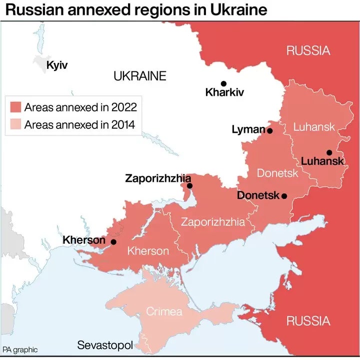 En distintos tonos de rojo, los territorios ilegítimamente anexionados por Rusia en 2022 y 2014.