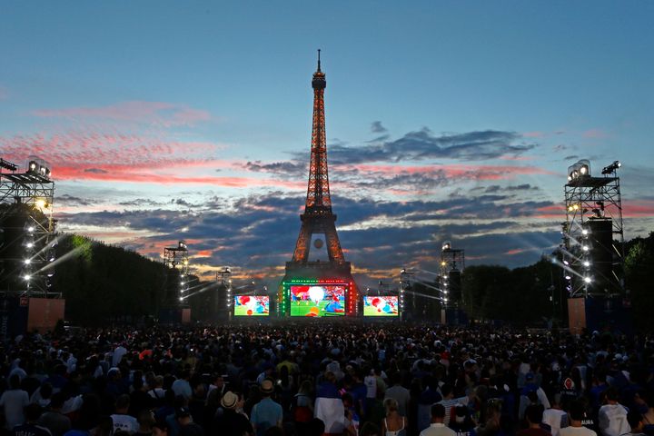 Οπαδοί παρακολουθούν σε γιγαντιαίες οθόνες τον αγώνα ποδοσφαίρου του τελικού Euro 2016 μεταξύ Πορτογαλίας και Γαλλίας στη ζώνη φιλάθλων του Παρισιού, Γαλλία, Κυριακή, 10 Ιουλίου 2016. Το Παρίσι αποφάσισε να μην δείξει τους αγώνες του Παγκοσμίου Κυπέλλου στο Κατάρ σε γιγαντιαίες οθόνες σε ζώνες φιλάθλων εν μέσω ανησυχιών για παραβιάσεις των δικαιωμάτων των μεταναστών εργαζομένων και τις περιβαλλοντικές επιπτώσεις του τουρνουά που οδήγησαν κι άλλες γαλλικές πόλεις να λάβουν την ίδια απόφαση.