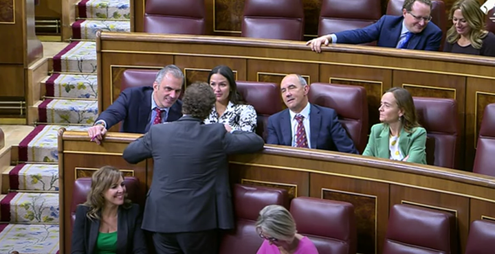 Iván Espinosa de los Monteros hablando con otros diputados de Vox.