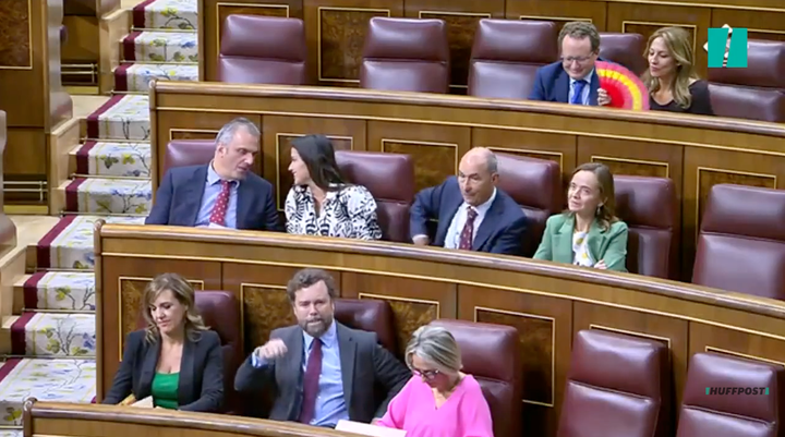Espinosa hace unos gestos a Baldoví.