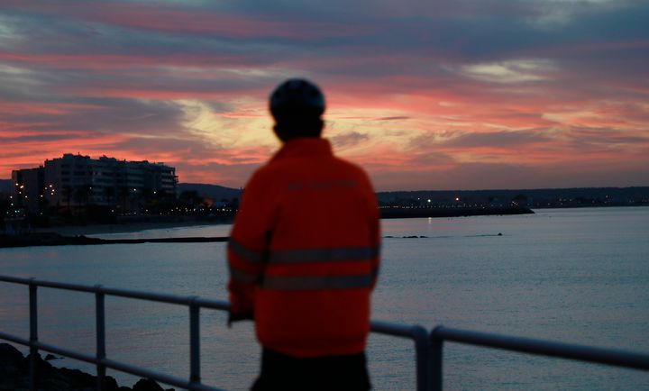 Un operario observa el mar en Mallorca