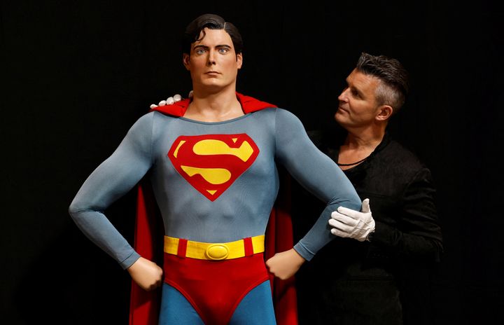 Ο διευθύνων σύμβουλος της Propstore, Stephen Lane και το πλήρες κοστούμι του Superman (Κρίστοφερ Ριβ) από τις ταινίες franchise "Superman" σε μια εγκατάσταση Propstore στο Rickmansworth, Βρετανία, 27 Σεπτεμβρίου 2022