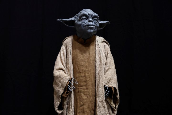 Οι ρόμπες Jedi του Yoda από το "Star Wars: The Phantom Menace" παρουσιάζονται σε μια εγκατάσταση Propstore στο Rickmansworth της Βρετανίας, 27 Σεπτεμβρίου 2022. REUTERS/Peter Cziborra
