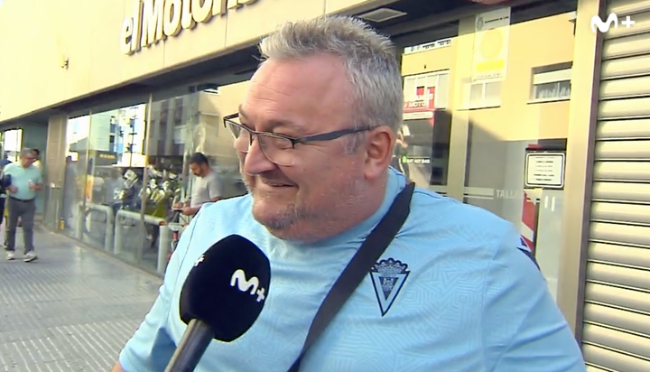 Un aficionado del Cádiz es entrevistado por un reportero de 'El Día Después'