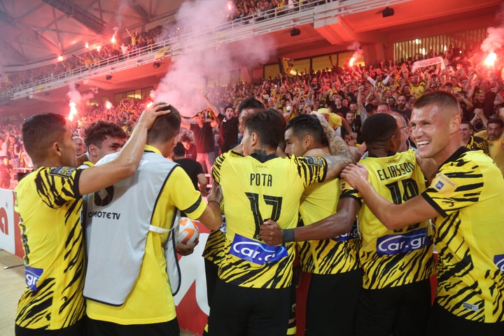 Η αλησμόνητη βραδιά της επιστροφής στο γήπεδο της ΑΕΚ | HuffPost Greece ΚΟΙΝΩΝΙΑ