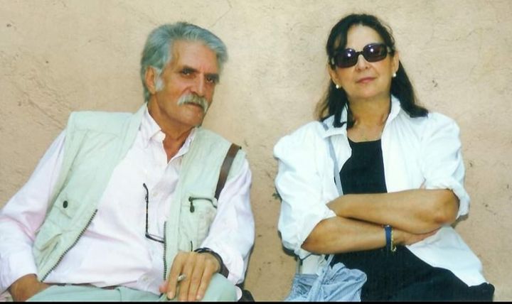 Ο Γιάννης Σακελλαράκης και Εφη Σαπουνά - Σακελλαράκη στην αυλή του Μουσείου των Αρχανών, 1996.