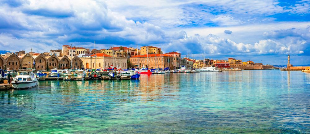 Το λιμάνι των Χανίων που κατασκεύασαν οι Ενετοί απ’ το 1320-1356, θα αποτελέσει το πιο όμορφο σκηνικό για τις πιο ρομαντικές στιγμές των διακοπών σας.