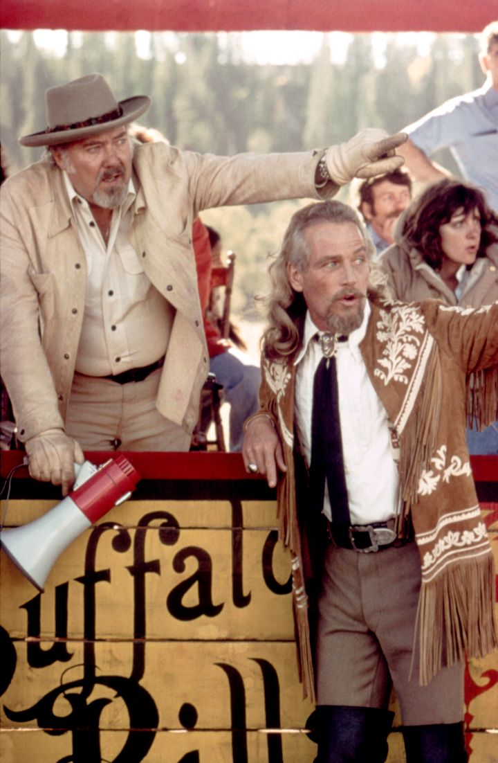 O Αμερικανός ηθοποιός Πολ Νιούμαν με τον σκηνοθέτη Ρόμπερτ Άλτμαν, στα γυρίσματα της ταινίας «Buffalo Bill»