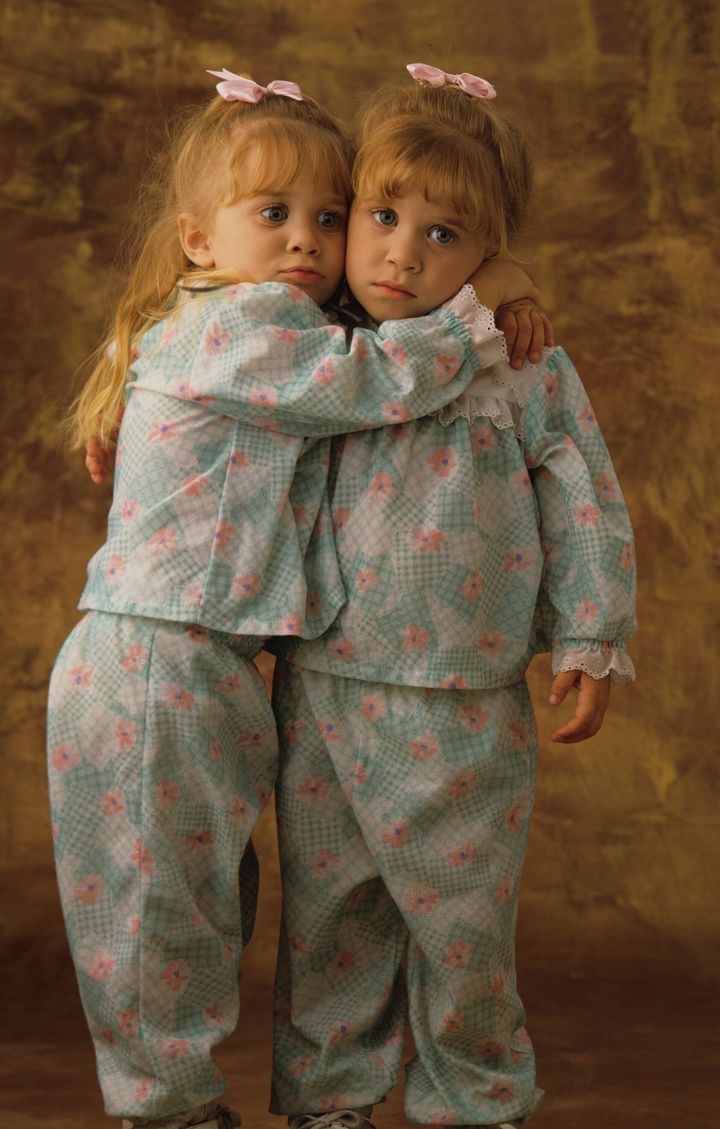 オルセン姉妹。左がアシュレー、右がメアリー（1990年9月21日撮影）
