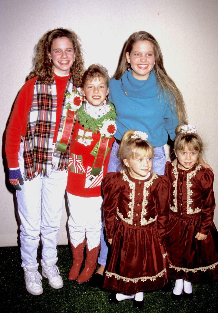 左から、タナー家の隣人でD.J.の親友キミー役アンドリア・バーバー、次女ステファニー役ジョディ・スウィーティン、長女D.J.役キャンディス・キャメロン、ミシェル役メアリーとアシュレー