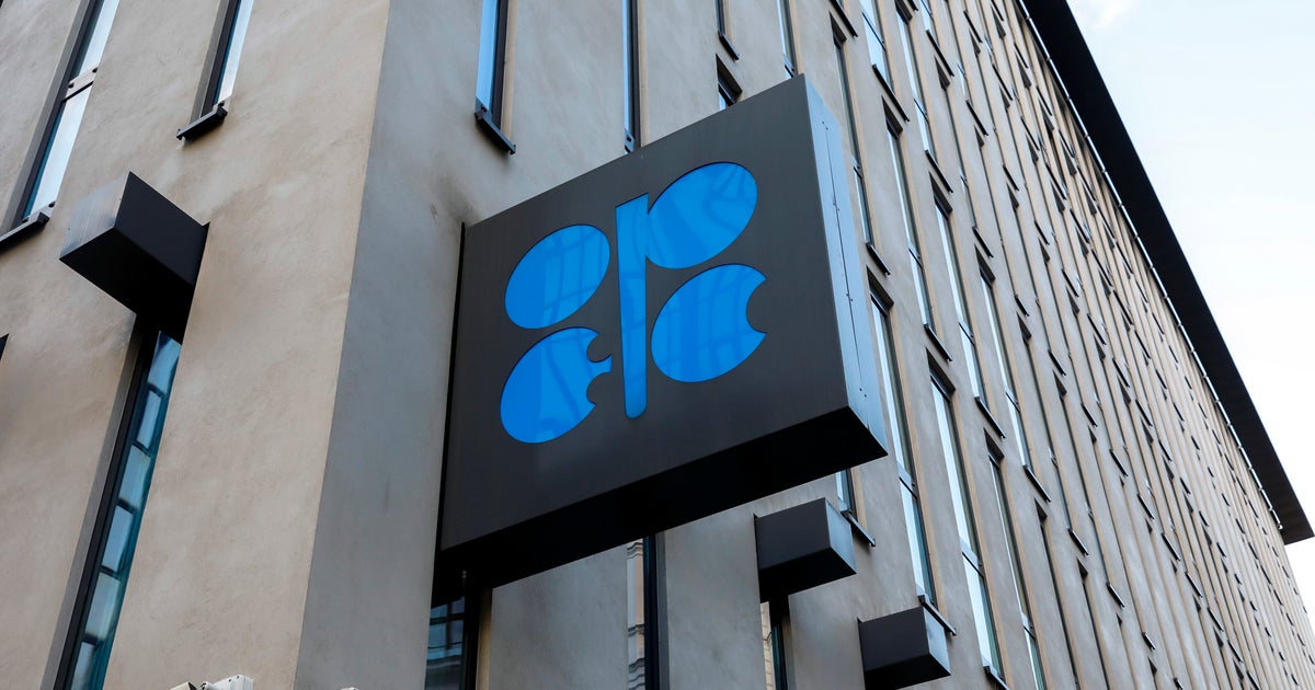 OPEC+ Approves Large Oil Cutback That Could Scramble Midterms, Boost Russia