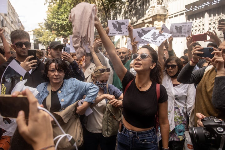 ΚΩΝΣΤΑΝΤΙΝΟΥΠΟΛΗ, ΤΟΥΡΚΙΑ - 21 ΣΕΠΤΕΜΒΡΙΟΥ: Μια γυναίκα βάζει φωτιά στη μαντίλα της κατά τη διάρκεια διαμαρτυρίας για τον θάνατο της Ιρανής Mahsa Amini έξω από το ιρανικό προξενείο στην Κωνσταντινούπολη. Η Mahsa Amini έπεσε σε κώμα και πέθανε αφού συνελήφθη στην Τεχεράνη από την Αστυνομία Ηθών, για φερόμενη παραβίαση των κανόνων χιτζάμπ της χώρας. Ο θάνατος της Amini πυροδότησε βίαιες διαδηλώσεις σε όλο το Ιράν, όπου μέχρι στιγμής έχουν σκοτωθεί περισσότεροι από πέντε άτομα. (Photo by Chris McGrath/Getty Images)