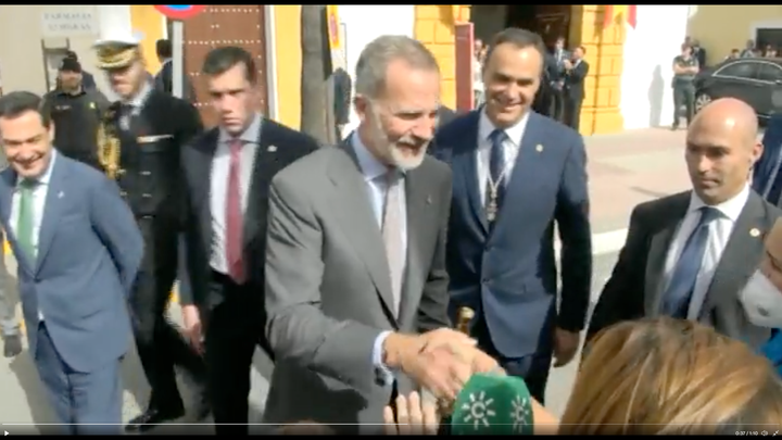 Felipe VI saludando a la reportera de 'Andalucía Directo'.