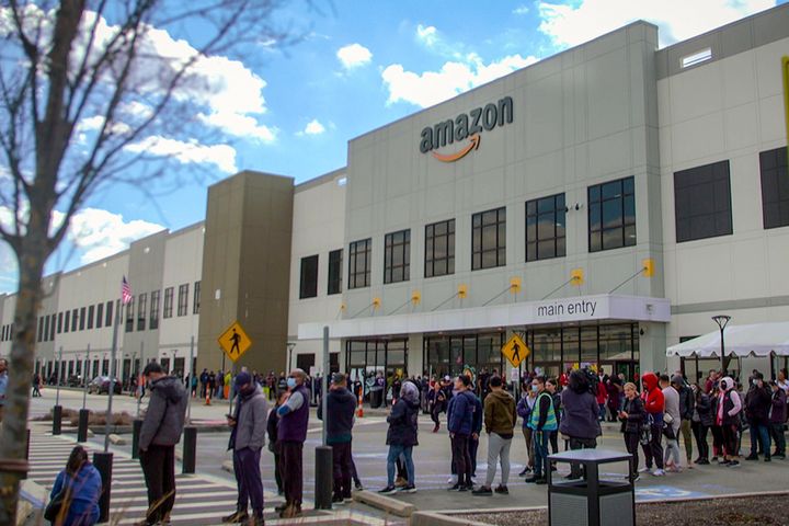 Σε αυτήν την εικόνα από το βίντεο, οι εργαζόμενοι της Amazon παρατάσσονται έξω από τις εγκαταστάσεις της εταιρείας, στην περιοχή Στάτεν Άιλαντ της Νέας Υόρκης, 25 Μαρτίου 2022. Η Amazon έχει αναστείλει τουλάχιστον 50 εργαζόμενους που αρνήθηκαν να δουλέψουν τις βάρδιές τους μετά από φωτιά σε συμπιεστή σκουπιδιών στο αποθήκη, Τρίτη 4 Οκτ. 2022, σύμφωνα με τους συνδικαλιστικούς οργανωτές.