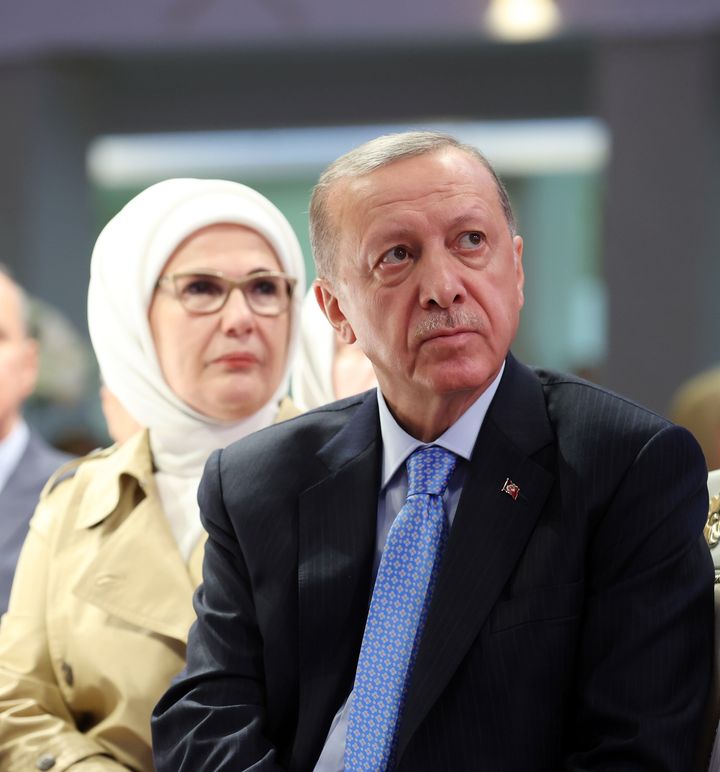ΑΓΚΥΡΑ, ΤΟΥΡΚΙΑ - 27 ΣΕΠΤΕΜΒΡΙΟΥ: Ο Τούρκος Πρόεδρος και ηγέτης του Κόμματος Δικαιοσύνης και Ανάπτυξης (AKP) Ρετζέπ Ταγίπ Ερντογάν και η σύζυγός του Εμινέ Ερντογάν (πάντα με μαντίλα δημοσίως) παρευρίσκονται σε εκδήλωση των γυναικείων παραρτημάτων του AK Party, στις 27 Σεπτεμβρίου, 2022.(Photo by Mustafa Kamaci/Anadolu Agency via Getty Images)