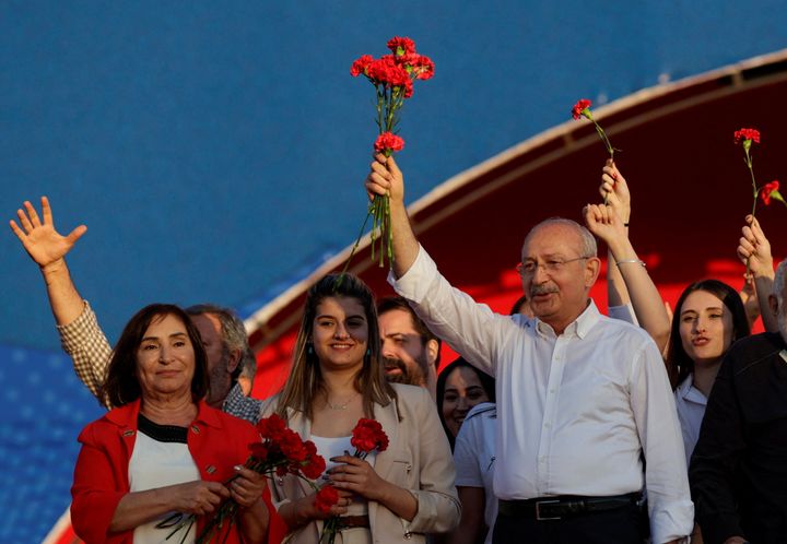 Ο Κεμάλ Κιλιτσντάρογλου, ηγέτης του Ρεπουμπλικανικού Λαϊκού Κόμματος (CHP) της αξιωματικής αντιπολίτευσης της Τουρκίας, συνοδευόμενος από τη σύζυγό του Σέλβι Κιλιτσντάρογλου (με το κόκκινο σακάκι και χωρίς μαντίλα...), χαιρετά τους υποστηρικτές του κατά τη διάρκεια συγκέντρωσης στην Κωνσταντινούπολη, Τουρκία, στις 21 Μαΐου 2022. Ωστόσο, προεκλογικά και ο Κιλιτσντάρογλου «θυμήθηκε» το δικαίωμα στη μαντίλα.<br>REUTERS/Murad Sezer