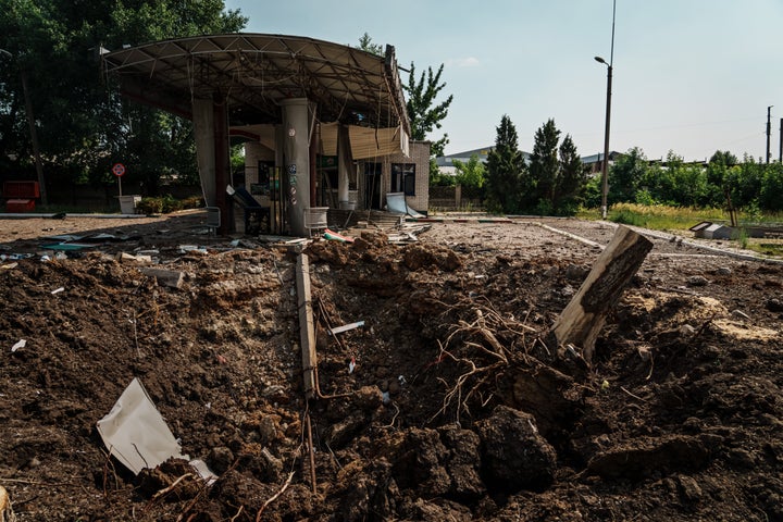 Los efectos de un misil en una de las localidades en Lugansk