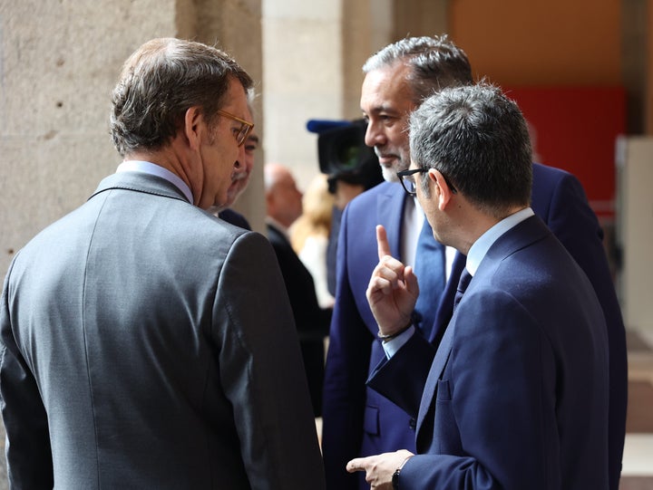 Bolaños (dcha.), conversa con Feijóo (izda.) y otras personas en un acto pasado