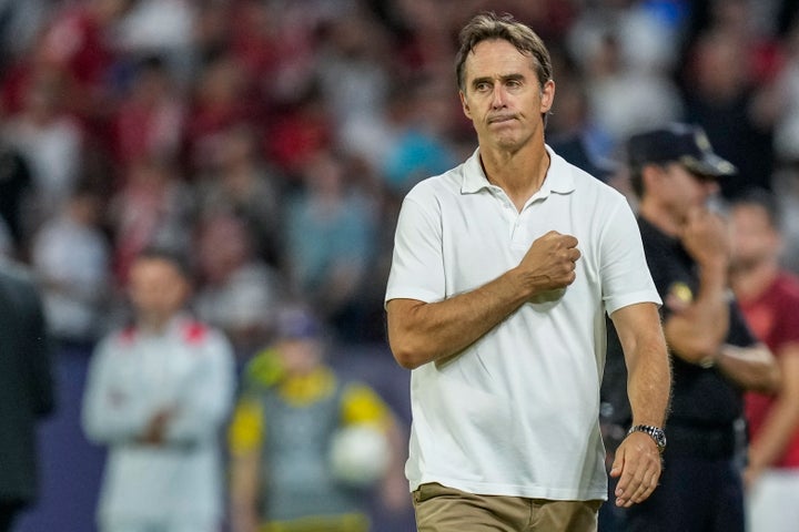 Julen Lopetegui agradece la ovación de la afición del Sevilla.