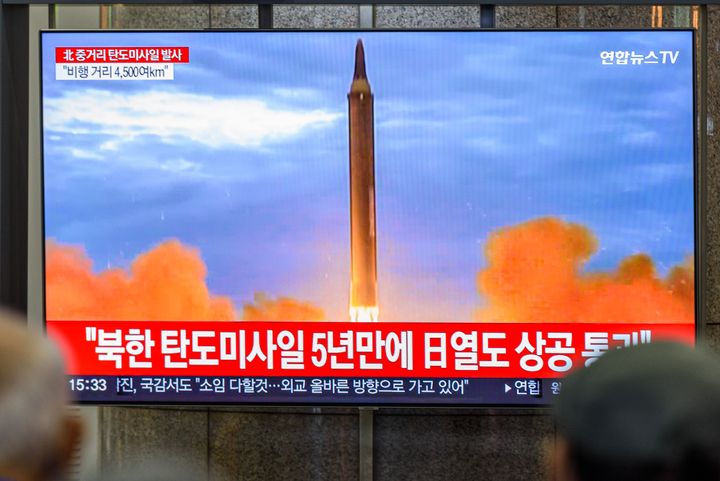 La televisión norcoreana muestra el lanzamiento de un misil balístico. 