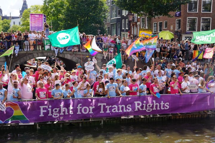 連立与党の自由民主国民党（VVD）やキリスト教民主同盟（CDA）、また労働党（PvdA）などオランダの政党が合同で出した船には「Fight for Trans Rights（トラスジェンダーの権利のために闘おう）」の文字