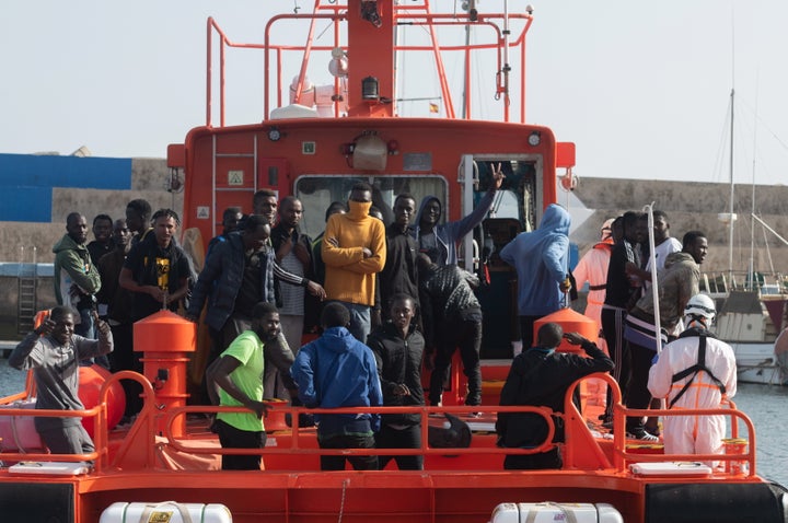 Llegada al Puerto del Rosario de las 36 personas rescatadas por salvamento marítimo cuando navegaban a bordo de una lancha neumática a unos 46 kilómetros al este de la isla de Fuerteventura.