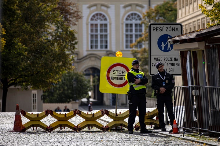 Dispositivo de seguridad delante del Castillo de Praga, donde tiene lugar la cumbre.