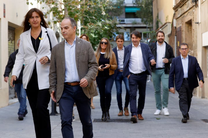 La presidenta de JxCat, Laura Borràs, y el secretario general de JxCat, Jordi Turull, junto a varios cargos de la formación, a su llegada a la reunión de la ejecutiva.