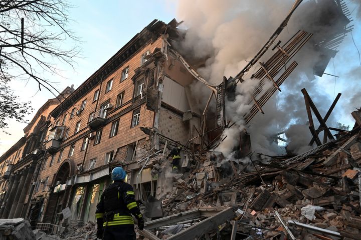 Διασώστες προσπαθούν να απεγκλωβίσουν αμάχους από κτίριο κατοικιών το οποίο υπέστη σοβαρές ζημιές από ρωσικό χτύπημα πυραύλων, στη Ζαπορίζια.